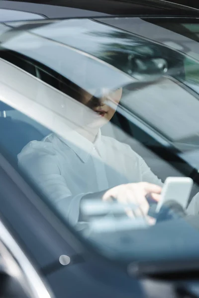 Selektiver Fokus Der Geschäftsfrau Mit Smartphone Auf Dem Fahrersitz Auto — Stockfoto