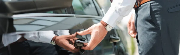 Orientation Panoramique Homme Affaires Ouvrant Porte Voiture Extérieur — Photo