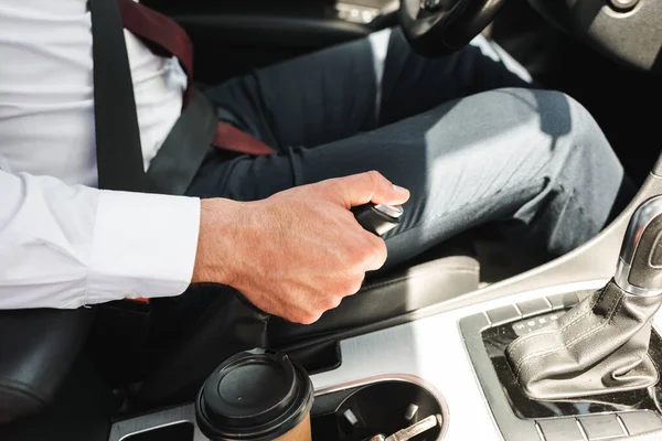 Przycięty Widok Biznesmena Formalnym Stroju Jazdy Samochodem Pobliżu Kawy Aby — Zdjęcie stockowe