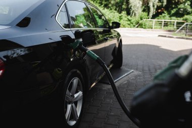 Benzin istasyonundaki açık benzin deposunda yakıt depolama başlığının seçici odak noktası 