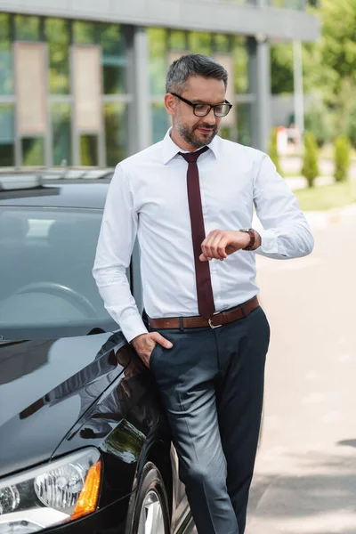 Hombre Negocios Guapo Mirando Reloj Pulsera Cerca Del Coche Calle — Foto de Stock