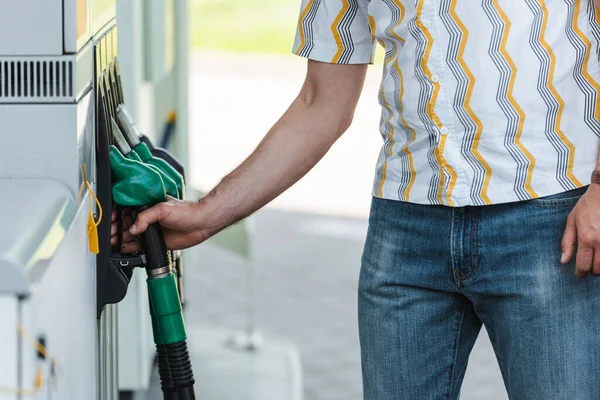 Vista Recortada Del Hombre Sosteniendo Boquilla Carga Gasolinera Aire Libre — Foto de Stock