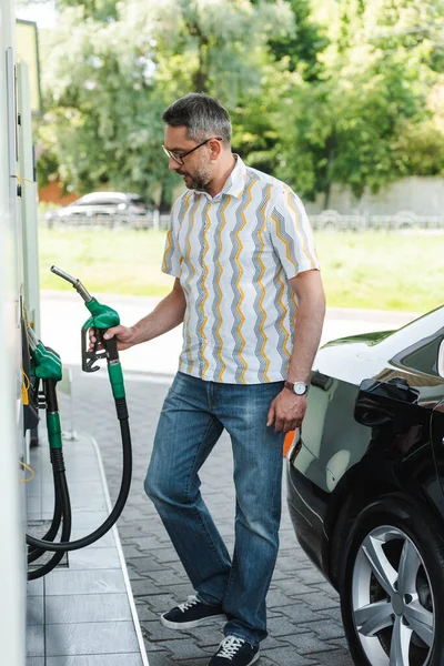 Foco Seletivo Homem Segurando Bico Abastecimento Posto Gasolina Perto Automóvel — Fotografia de Stock