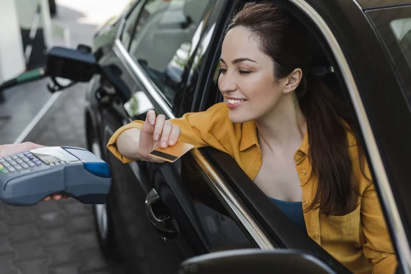 Selective Focus Smiling Woman Holding Credit Card Worker Gas Station — Stock Photo, Image