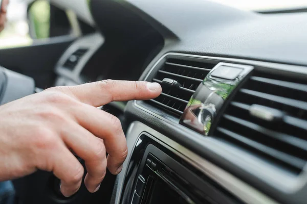 Zugeschnittene Ansicht Des Mannes Der Klimaanlage Auf Dem Armaturenbrett Auto — Stockfoto