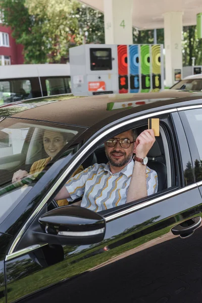 Selective Focus Smiling Man Holding Credit Card Woman Car Gas — Stock Photo, Image