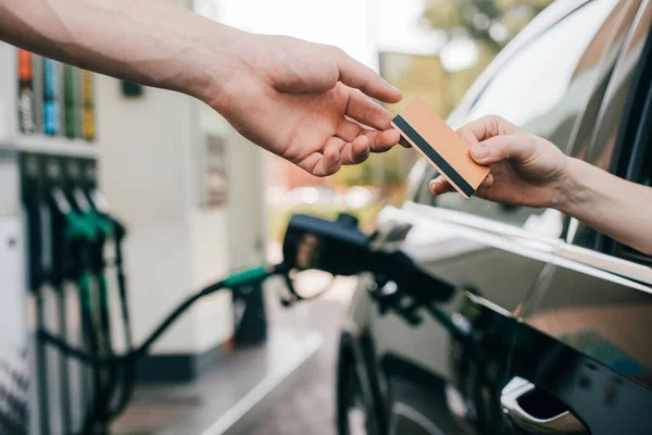 Vista Recortada Mujer Dando Tarjeta Crédito Trabajador Gasolinera Mientras Repostaba —  Fotos de Stock