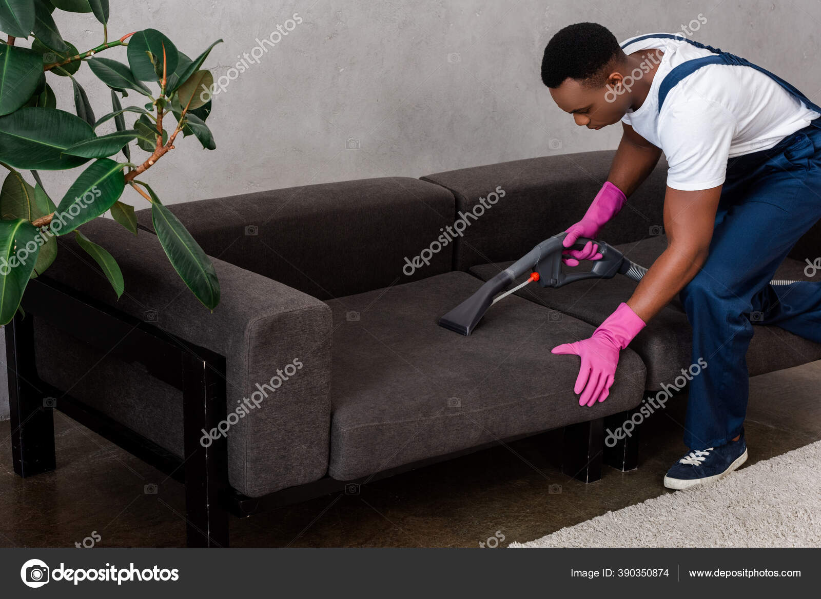 Foto de persona sofá limpieza con aspiradora Fotografía de stock - Alamy