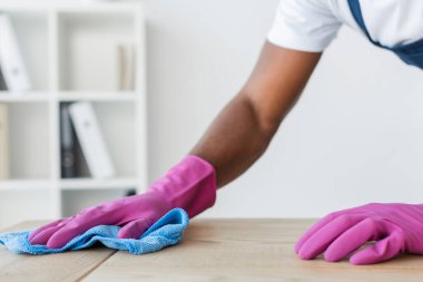 Afro-Amerikan temizlik işçisi, temizlik servisi ofis masası manzarası. 