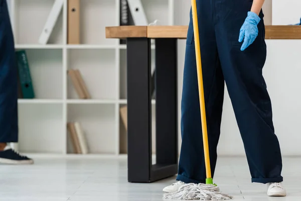 带拖把的橡胶手套清洗地板清洁剂的裁剪视图 — 图库照片