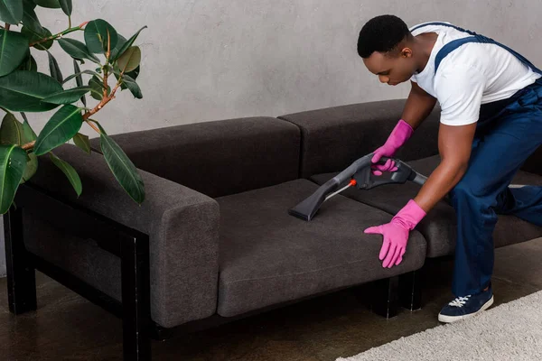 Fokus Selektif African American Cleaner Dalam Seragam Membersihkan Jok Sofa — Stok Foto