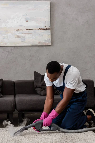 Limpiador Afroamericano Ropa Trabajo Usando Aspiradora Con Vapor Caliente Alfombra — Foto de Stock