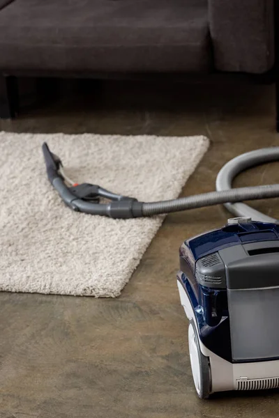 Fokus Selektif Vacuum Cleaner Lantai Dekat Karpet Ruang Tamu — Stok Foto