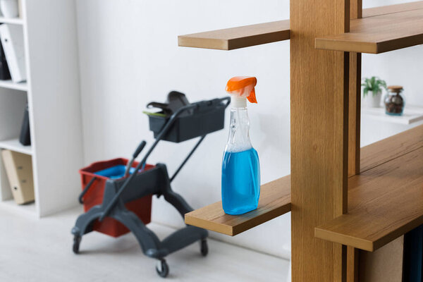 Выборочный фокус бутылки моющего средства на шкафу в офисе
 