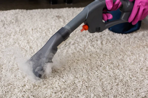 Vue Recadrée Nettoyeur Tenant Brosse Aspirateur Vapeur Chaude Près Tapis — Photo