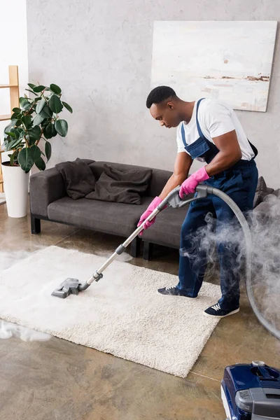 Afro Americano Limpador Aspirando Tapete Com Vapor Quente Sala Estar — Fotografia de Stock