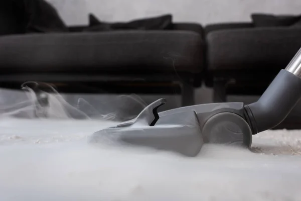 カーペットの上で熱い蒸気で掃除機のブラシの低角度ビュー — ストック写真