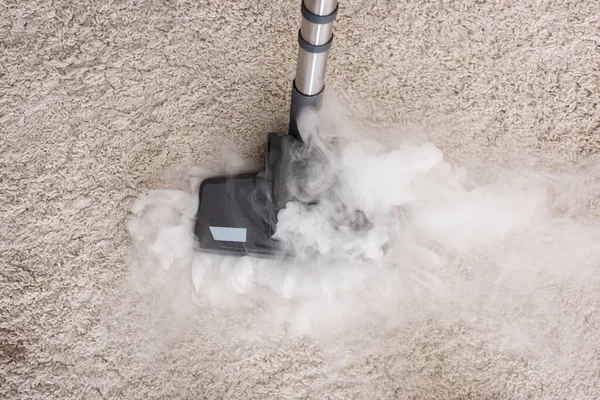 Draufsicht Auf Staubsaugerbürste Mit Heißem Dampf Auf Teppich Hause — Stockfoto