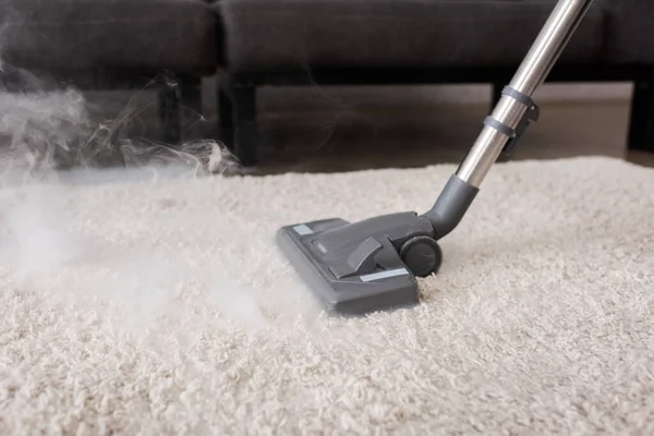 Vapeur Chaude Près Brosse Aspirateur Sur Tapis Dans Salon — Photo