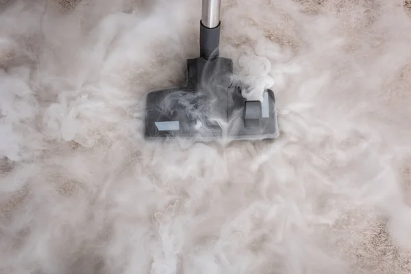 Evdeki Halının Üzerindeki Süpürge Fırçasının Yanındaki Sıcak Buharın Üst Görüntüsü — Stok fotoğraf