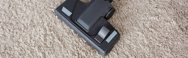 Панорамный снимок щетки пылесоса на ковре
 