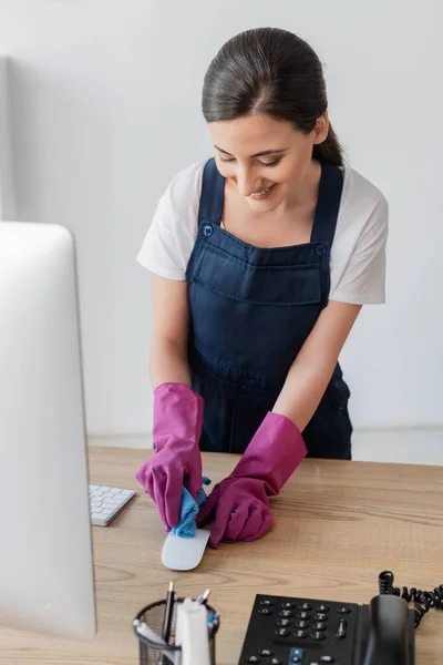 Selective Focus Smiling Cleaner Holding Rag While Cleaning Computer Mouse — Stock Photo, Image