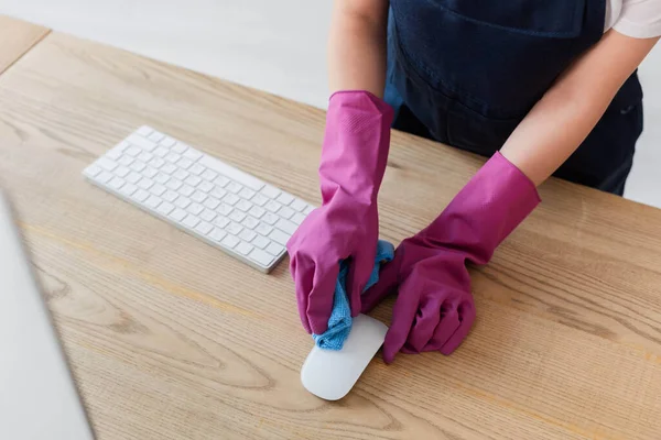 Cropped View Cleaner Cleaning Computer Mouse Rag Office Table — Stock Photo, Image