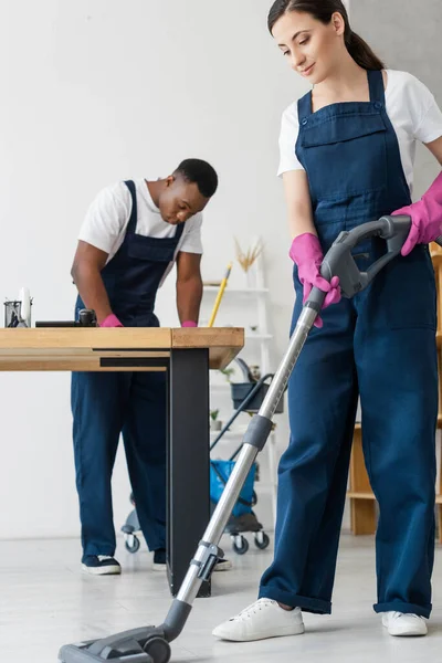 Limpiadores Multiétnicos Ropa Trabajo Guantes Goma Trabajando Oficina — Foto de Stock