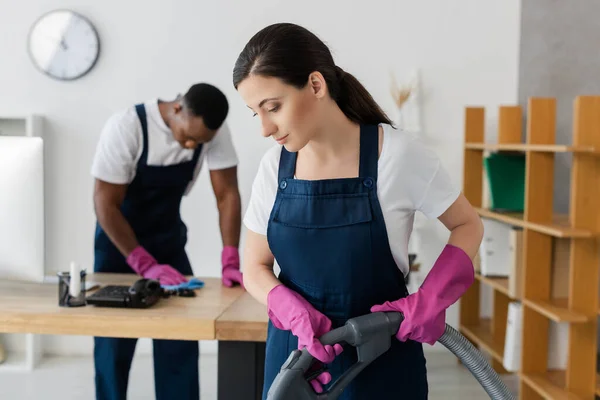 Enfoque Selectivo Limpiador Overoles Guantes Goma Usando Aspiradora Cerca Mesa — Foto de Stock