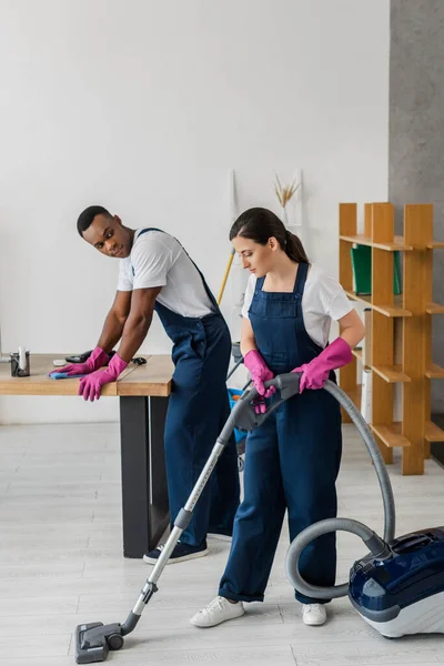 Multiethnic Workers Cleaning Service Using Rag Vacuum Cleaner Office — Stock Photo, Image