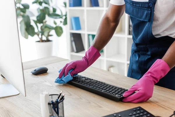 Cropped View African American Cleaner Rubber Gloves Cleaning Computer Keyboard — Stock Photo, Image