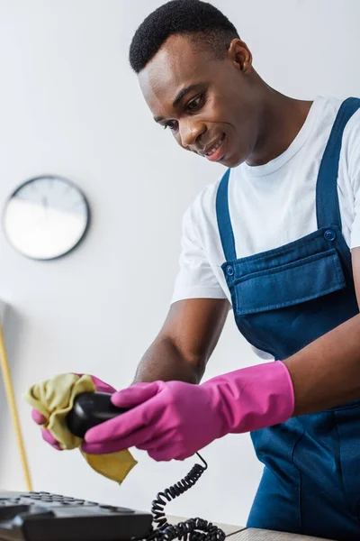 Selektiver Fokus Lächelnder Afrikanisch Amerikanischer Putzfrau Reibt Telefon Auf Bürotisch — Stockfoto