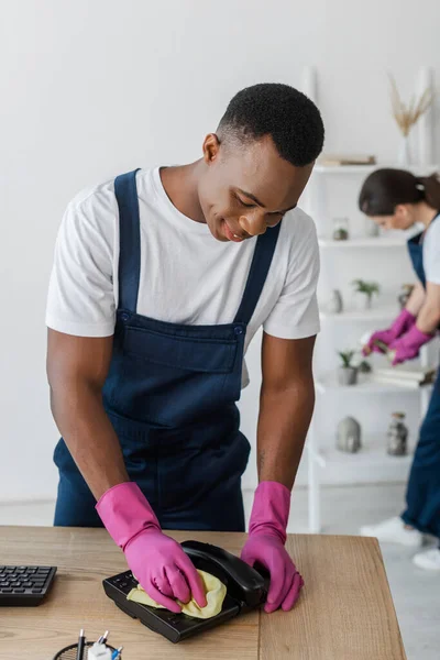 Mosolygó Afro Amerikai Takarító Szelektív Fókusza Aki Irodai Munkatárs Közelében — Stock Fotó