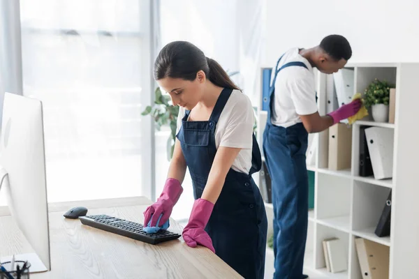 Enfoque Selectivo Del Trabajador Del Servicio Limpieza Del Teclado Computadora — Foto de Stock