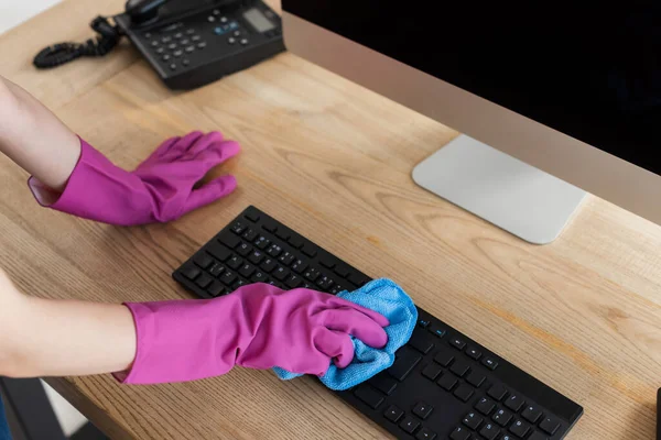 Vista Recortada Del Limpiador Con Trapo Teclado Computadora Mesa Oficina — Foto de Stock