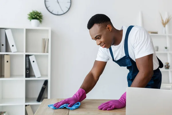 African American Cleaner Cleaning Table While Working Office — Stock Photo, Image