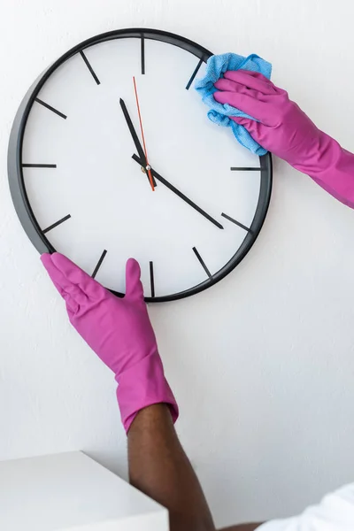 Vista Recortada Del Reloj Limpieza Afroamericano Pared Oficina — Foto de Stock