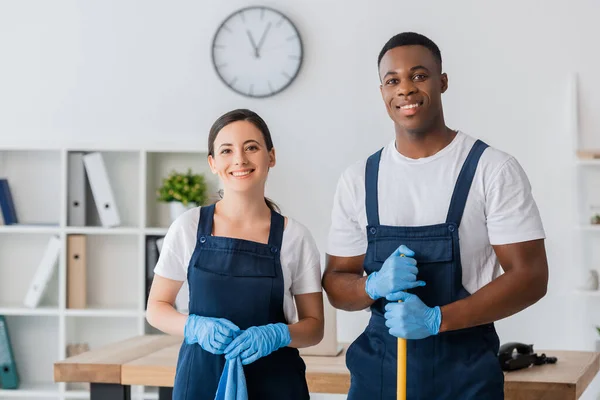 Travailleurs Multiethniques Souriants Nettoyage Tenant Chiffon Serpillière Pendant Ils Travaillent — Photo