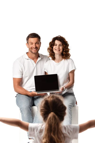 Enfoque Selectivo Padres Felices Mirando Hija Mientras Sostiene Ordenador Portátil —  Fotos de Stock