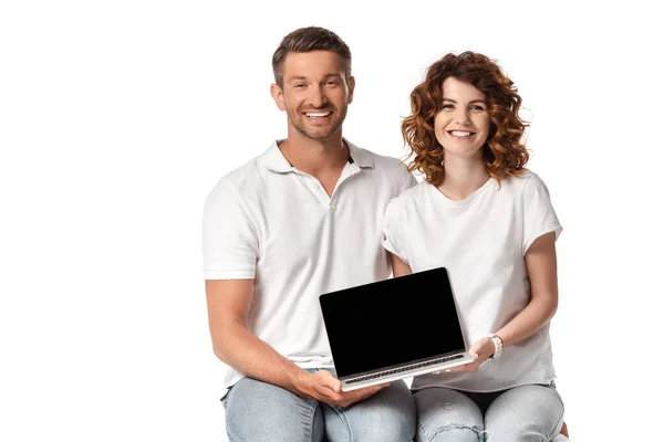 Homem Alegre Segurando Laptop Com Tela Branco Perto Mulher Encaracolada — Fotografia de Stock