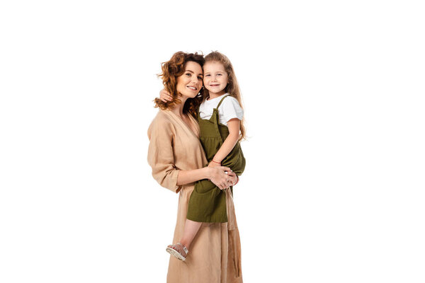 Улыбающаяся мать держит в руках дочь изолирована на белом
 