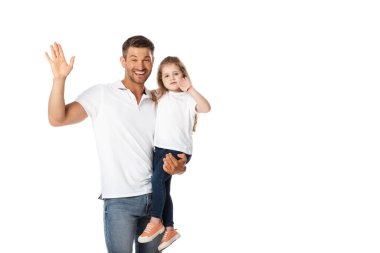 Neşeli bir baba kucağında tatlı bir kız çocuğu ve beyaz tenli el sallıyor. 