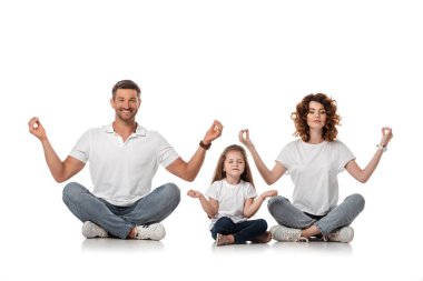 Mutlu aile yoga yaparken beyaz poz verir. 