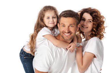 Mutlu çocuk babaya sarılıyor neşeli anne beyaz tenli. 