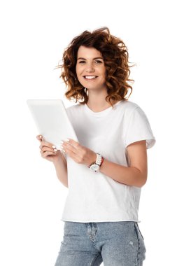 Beyaz ekranlı dijital tableti tutan neşeli kadın. 