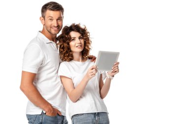 Neşeli adam cebinde dijital tablet taşıyan kadının yanında duruyor. 