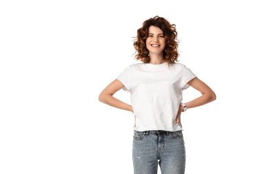 Neşeli bir kadın, elleri kalçasında, beyaz üzerinde izole bir şekilde duruyor.