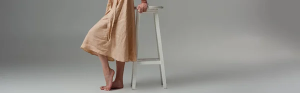 Barfüßige Frau Steht Neben Stuhl Auf Grau — Stockfoto
