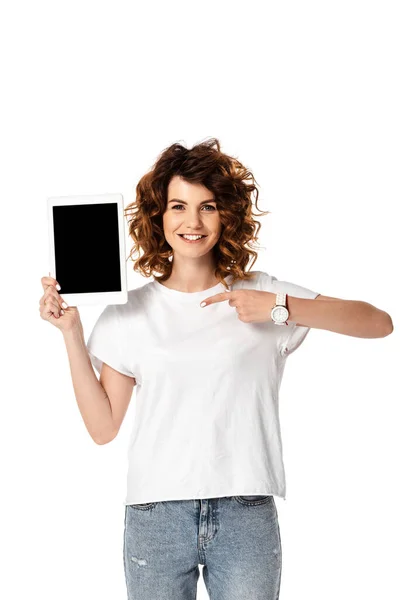 Ευτυχισμένη Γυναίκα Δείχνοντας Δάχτυλο Ψηφιακό Δισκίο Λευκή Οθόνη Που Απομονώνονται — Φωτογραφία Αρχείου