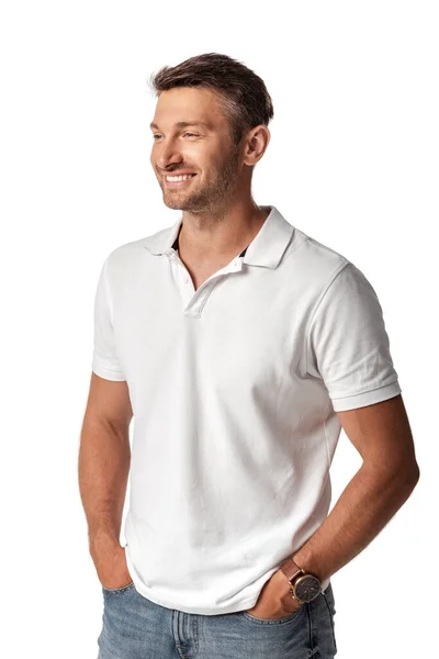 Hombre Feliz Camiseta Blanca Pie Con Las Manos Bolsillos Aislados — Foto de Stock